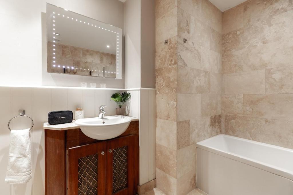 Revamped & Luxxe For Covent Garden Lovers! Adorable City Home For Families & Friends Londra Esterno foto